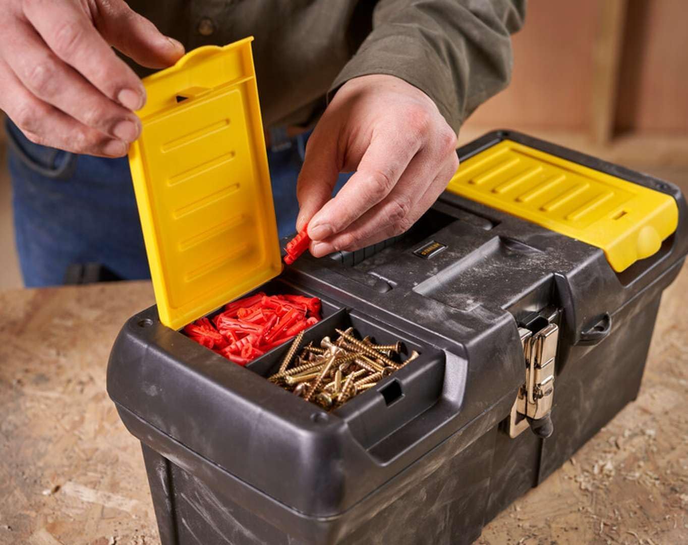 stanley-fatmax-1-92-065-bo-te-outils-40-cm-jaune-attaches-m-tal image 6