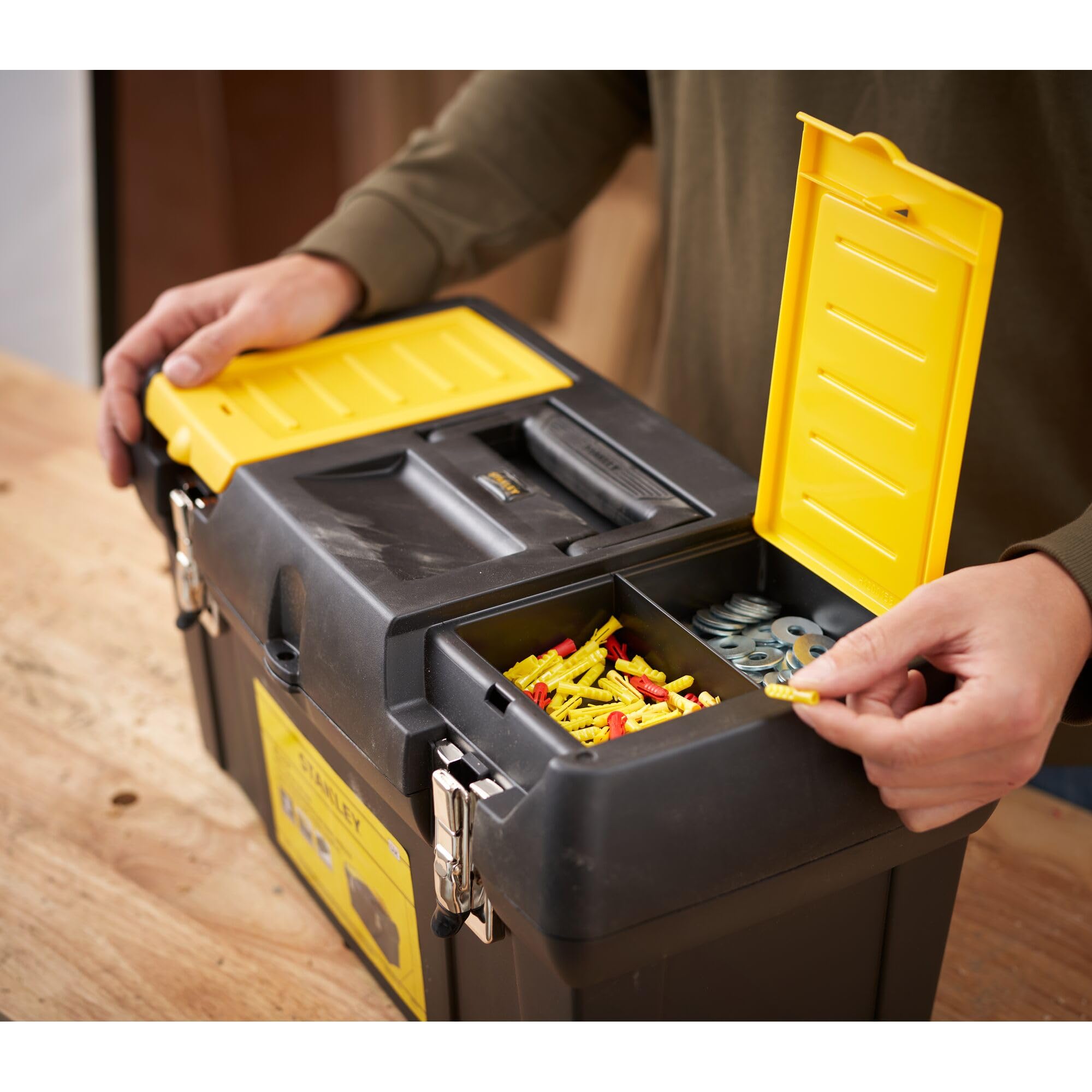 stanley-fatmax-1-92-066-caisse-outils-49-cm-cadenassable-jaune image 5
